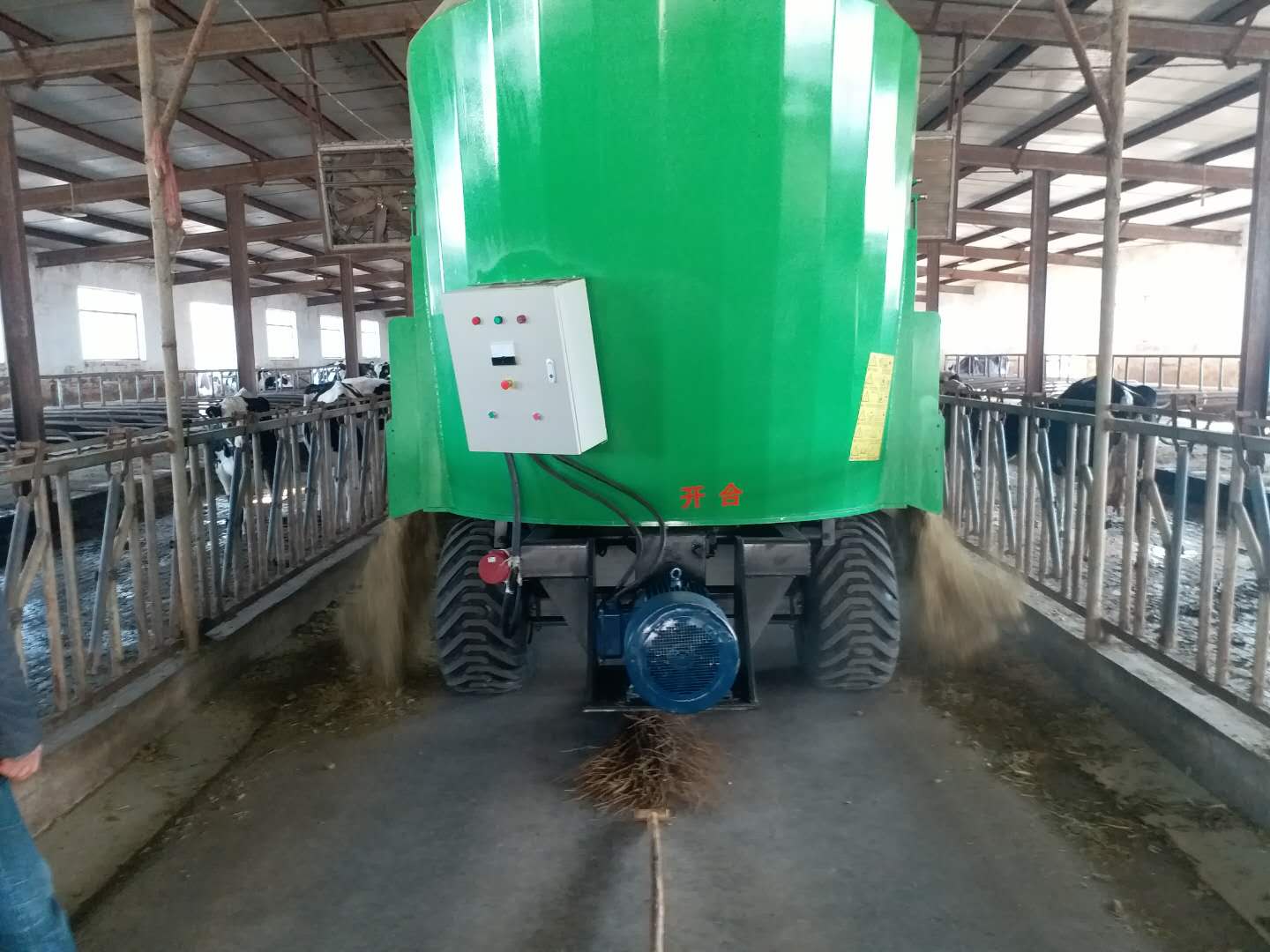 河南某公司购买固定式TMR搅拌机