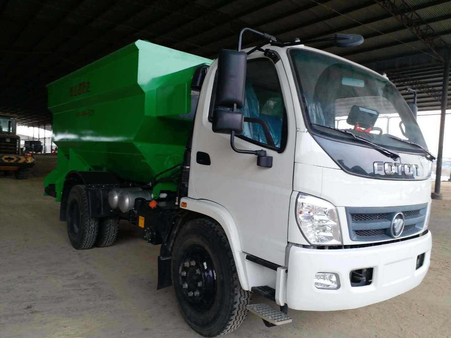 河南某公司购买双侧撒料机