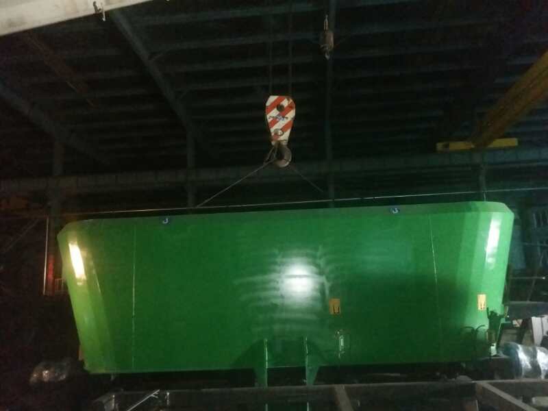 内蒙古某公司购买固定式TMR搅拌机