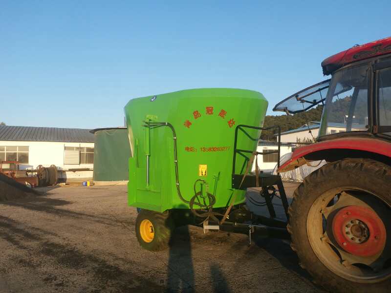  河南某公司购买牵引式TMR搅拌机