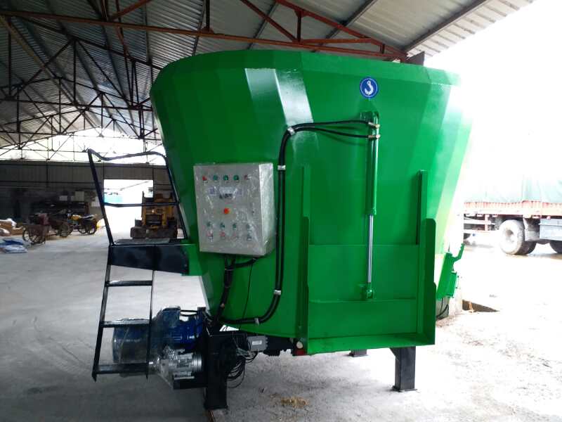 内蒙古某公司购买牵引式TMR搅拌机