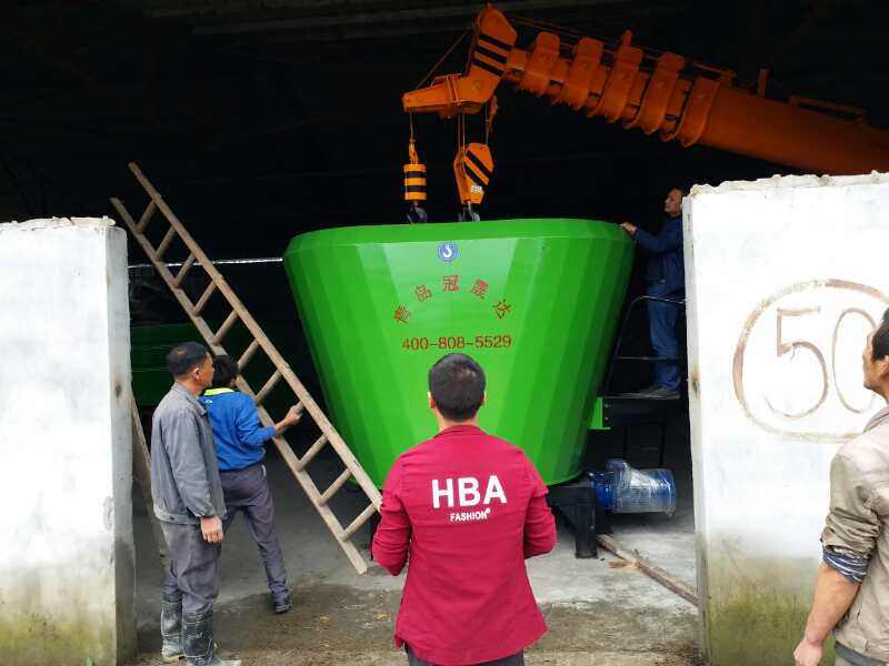 内蒙古某公司购买牵引式TMR搅拌机