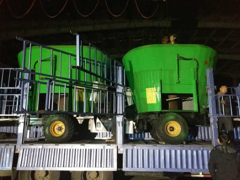 内蒙古某公司购买牵引式TMR搅拌机