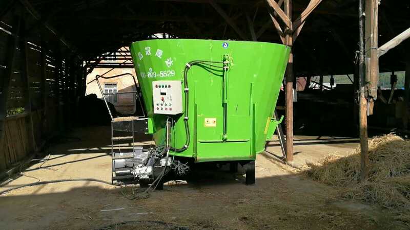 内蒙古某公司购买固定式TMR搅拌机